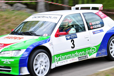 Mesteren i arbejde: Et stilstudie af Brian Madsen i sin Peugeot 306 MAXI.